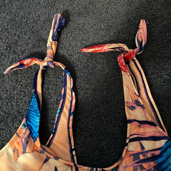 Malibu Dream Girl swim top/bathing suit/ bikini top size Medium​ - Picture 2 of 3